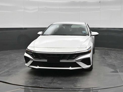 New 2026 Hyundai Elantra SE FWD image 3