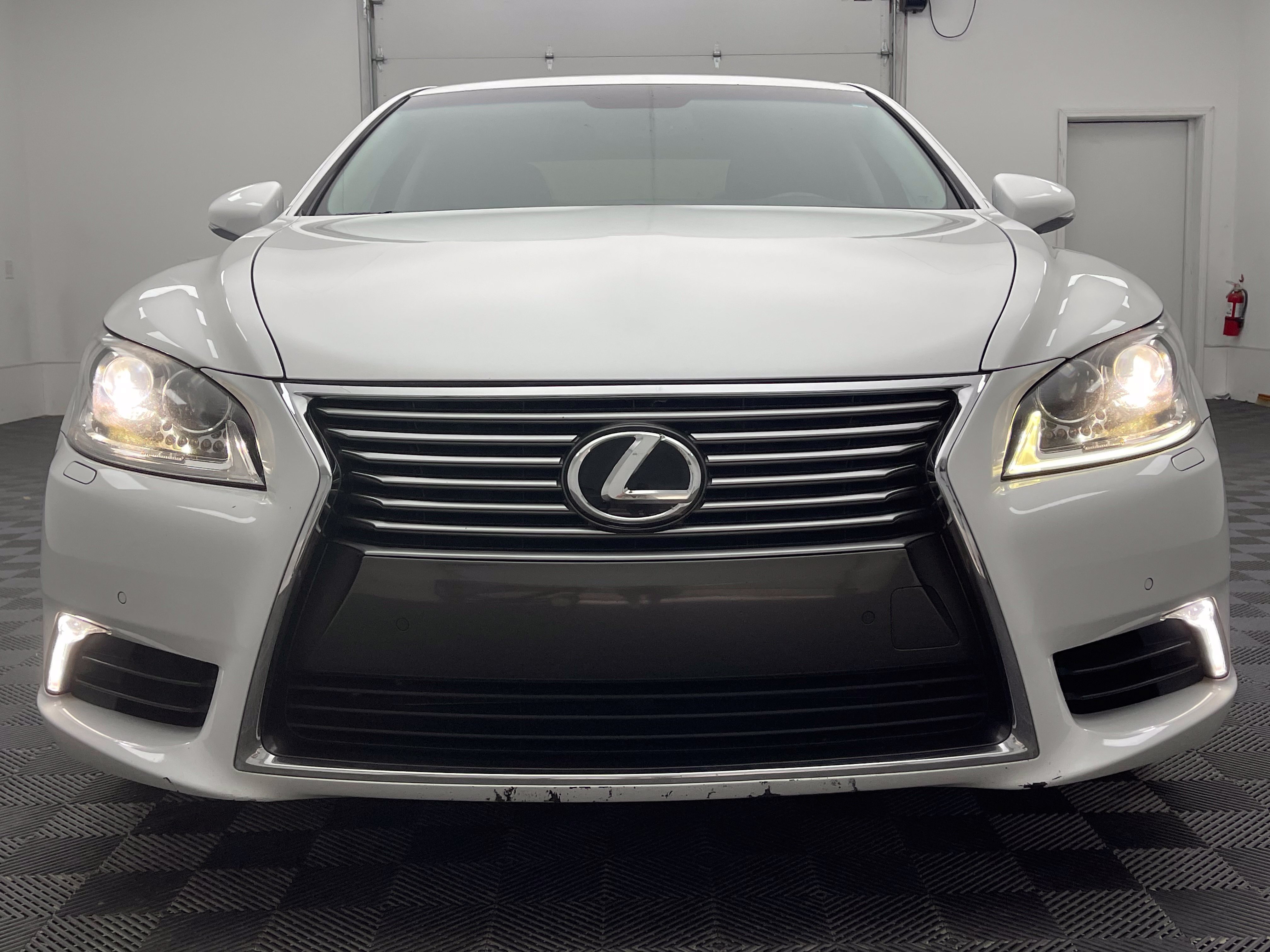 Used 2013 Lexus LS 460 AWD w/ Comfort Pkg image 16