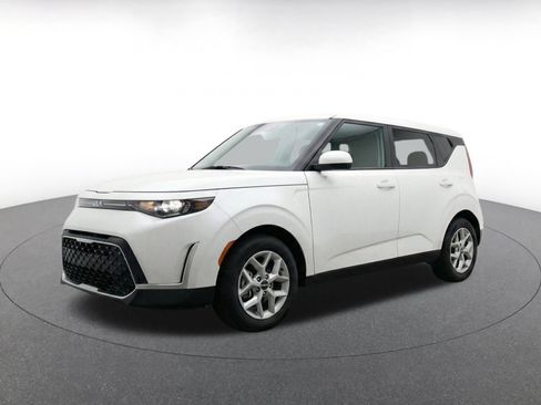 Used 2025 Kia Soul LX w/ LX Technology Package FWD image 3