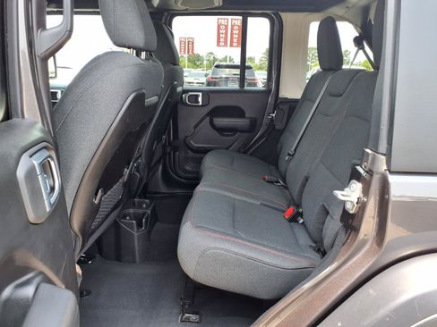 Used 2025 Jeep Wrangler Unlimited Rubicon AWD/4WD image 9
