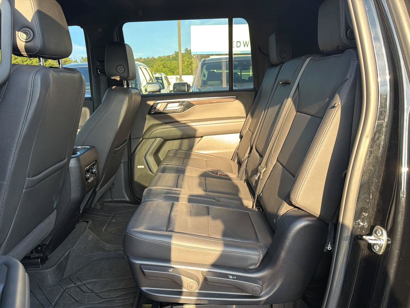 Used 2025 Chevrolet Suburban LT w/ Comfort Package RWD image 6