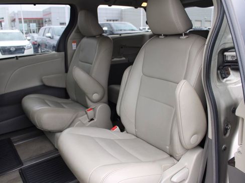 Used 2017 Toyota Sienna XLE Premium image 26