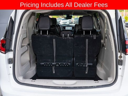 Used 2024 Chrysler Pacifica Touring-L FWD image 5