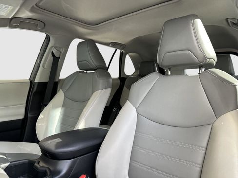 Used 2022 Toyota RAV4 XLE Premium image 27