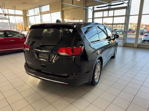 Used 2019 Chrysler Pacifica Touring Plus w/ Tire & Wheel Group image 6