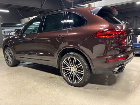 Used 2018 Porsche Cayenne Platinum Edition w/ Premium Package Plus AWD/4WD image 2