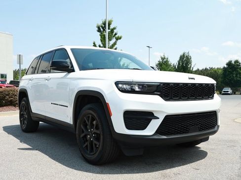 Used 2024 Jeep Grand Cherokee Altitude AWD/4WD image 3