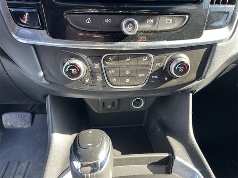 Used 2018 Chevrolet Traverse LT image 17