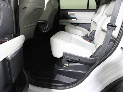 Certified 2025 Ford Expedition Platinum image 12