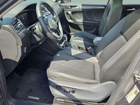 Used 2023 Volkswagen Tiguan SE w/ Panoramic Sunroof Package FWD image 13