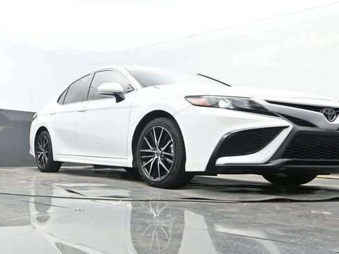 Used 2022 Toyota Camry SE w/ Convenience Package image 9