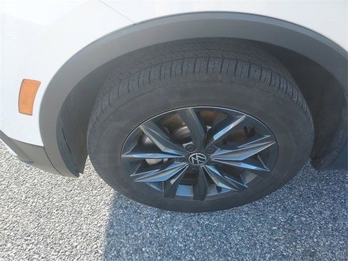 Used 2022 Volkswagen Tiguan SE image 9