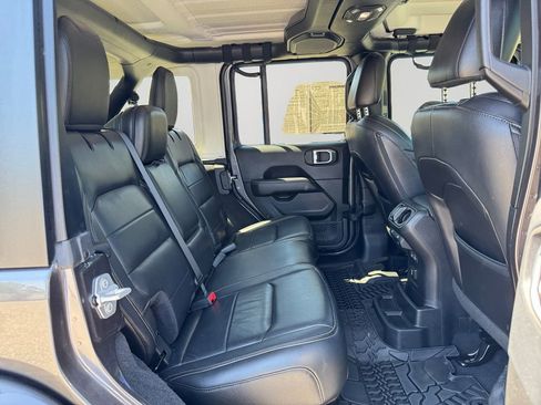 Used 2018 Jeep Wrangler Unlimited Sahara image 13