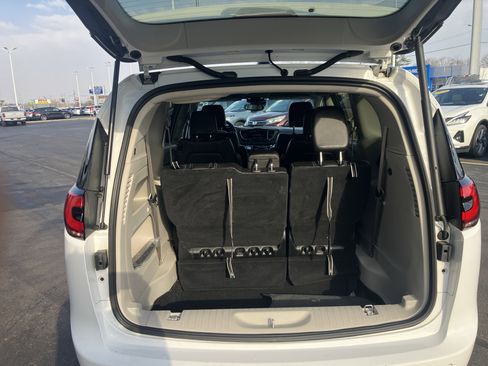 Used 2024 Chrysler Pacifica Touring-L image 13