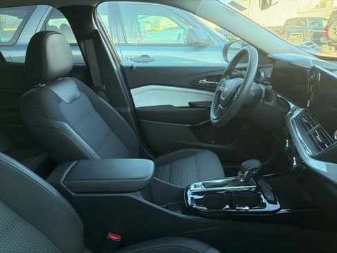 Used 2025 Chevrolet Trax LT image 6