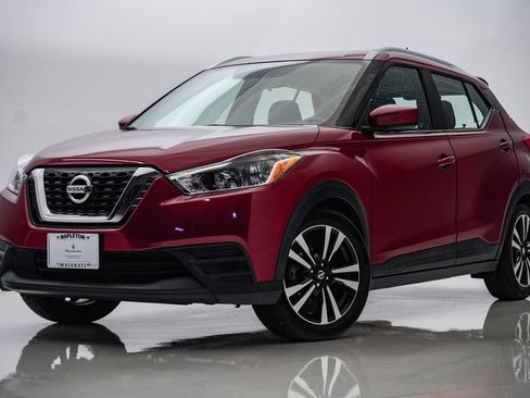 Used 2019 Nissan Kicks SV FWD image 1