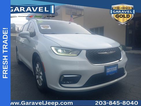 Used 2022 Chrysler Pacifica Touring-L FWD image 1