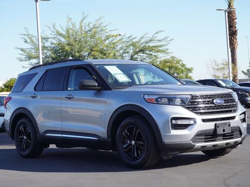 Used 2022 Ford Explorer XLT w/ Equipment Group 202A image 4