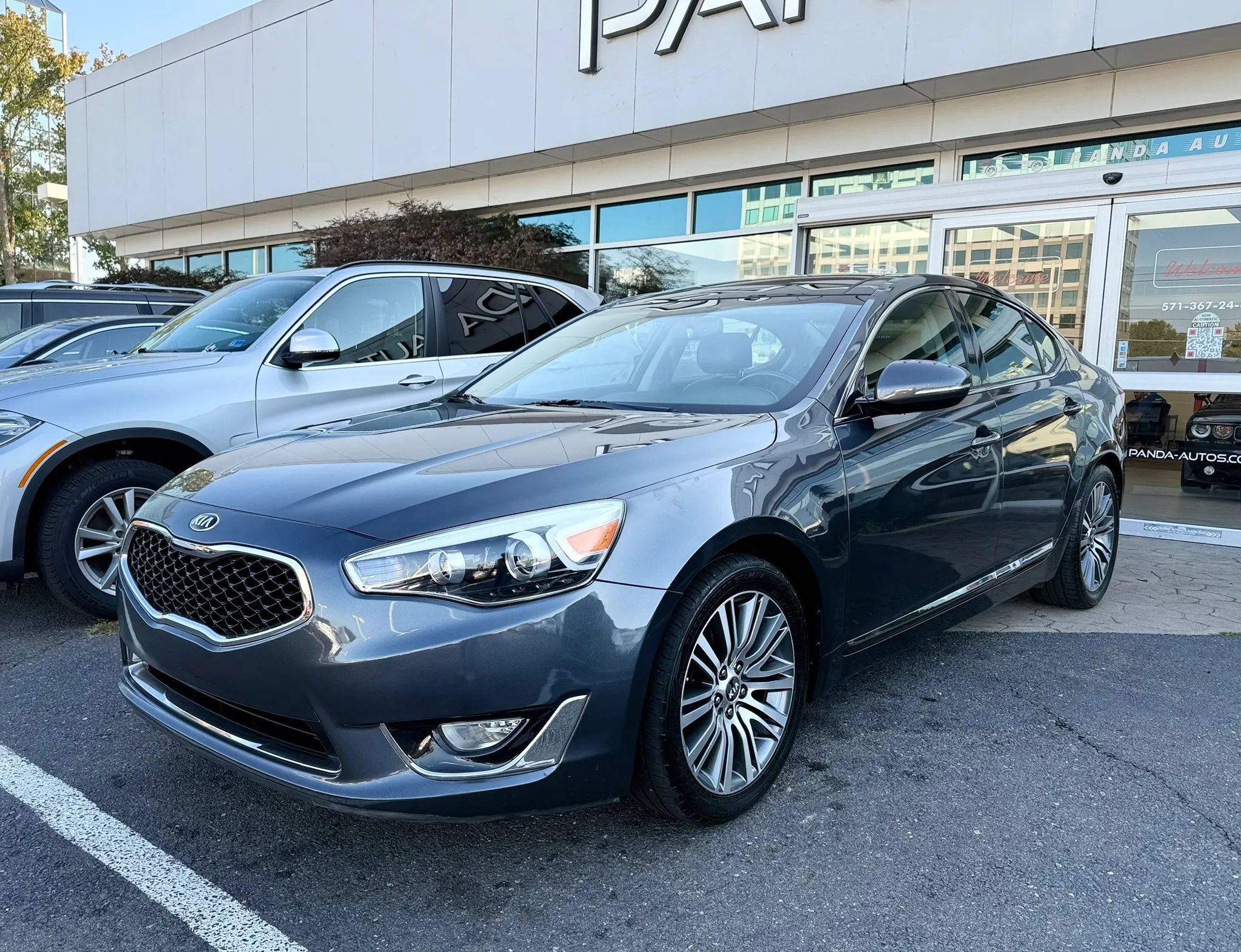 Used 2015 Kia Cadenza Premium w/ Luxury Package FWD image 3