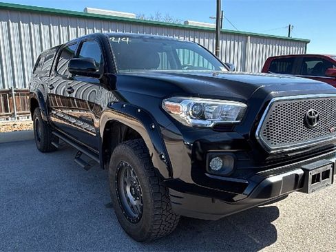 Used 2017 Toyota Tacoma SR5 image 2