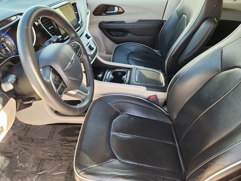 Used 2023 Chrysler Pacifica Limited FWD image 13