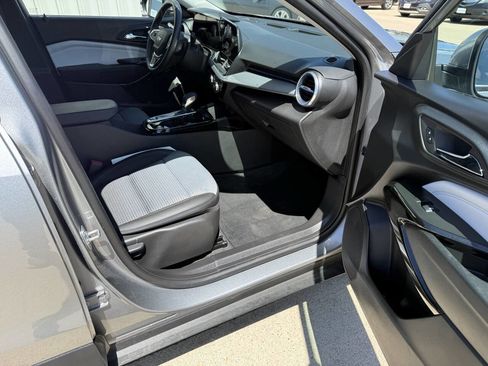 Used 2025 Chevrolet Trax LT w/ LT Convenience Package FWD image 11