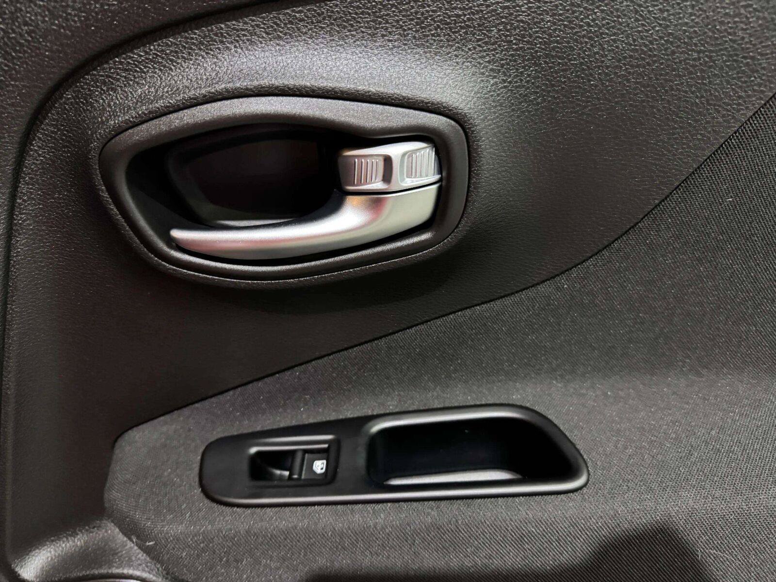 Used 2020 Jeep Renegade Latitude AWD/4WD image 46