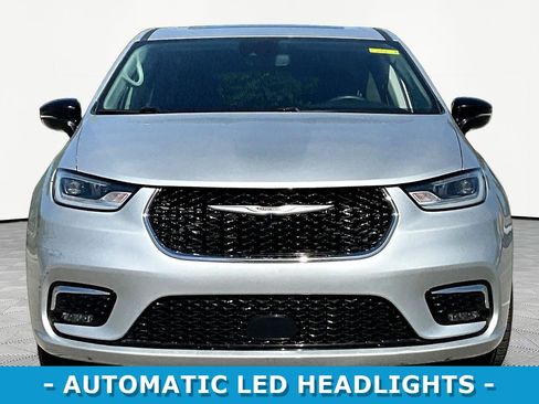 Used 2024 Chrysler Pacifica Limited FWD image 2