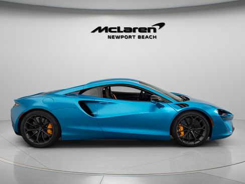 Used 2023 McLaren Artura RWD image 8