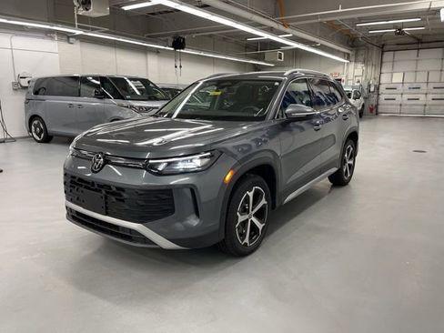 New 2025 Volkswagen Tiguan SE image 1