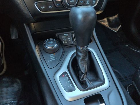 Used 2016 Jeep Cherokee Limited image 34