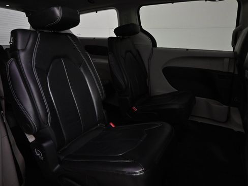 Used 2022 Chrysler Pacifica Touring-L image 17