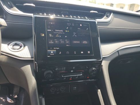 Used 2025 Jeep Grand Cherokee Laredo X w/ Luxury Tech Group I AWD/4WD image 16