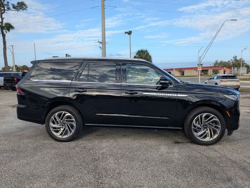 Used 2025 Lincoln Navigator Reserve AWD/4WD image 3