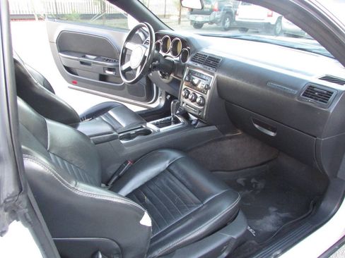Used 2010 Dodge Challenger SE image 19