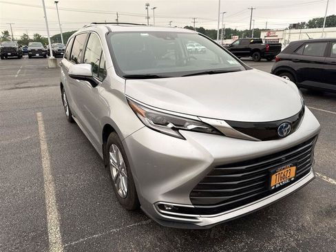 Used 2023 Toyota Sienna Platinum AWD/4WD image 3