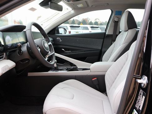 New 2025 Hyundai Elantra Limited image 23