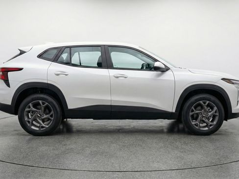 Used 2025 Chevrolet Trax LT image 11