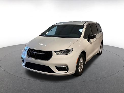 Used 2025 Chrysler Pacifica Select image 7