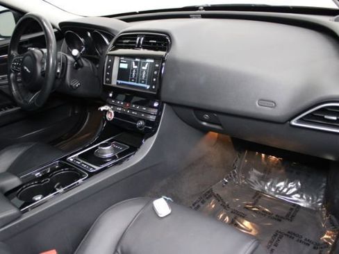 Used 2017 Jaguar XE Premium image 23