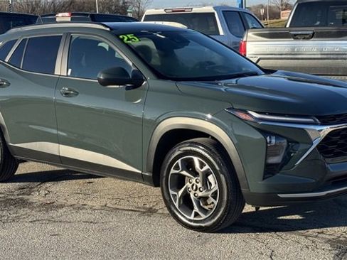 Used 2025 Chevrolet Trax LT image 2