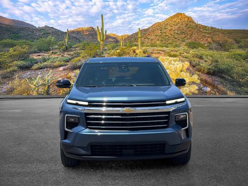 Used 2025 Chevrolet Traverse LT FWD image 5