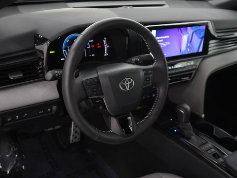 Used 2025 Toyota Camry SE image 18