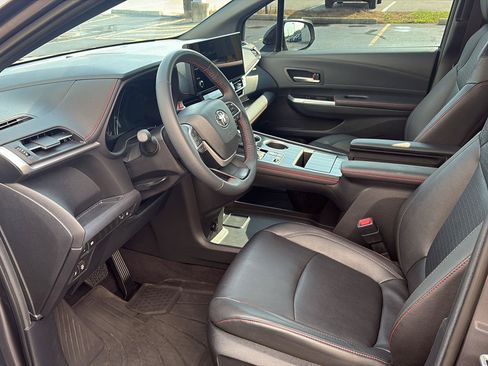 Used 2025 Toyota Sienna XSE AWD/4WD image 5