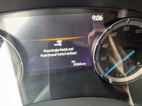 Used 2021 Toyota Highlander XLE AWD/4WD image 9