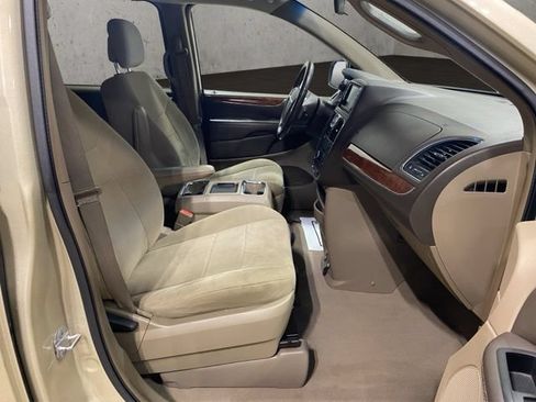 Used 2011 Chrysler Town & Country Touring w/ Entertainment Group #1 FWD image 22