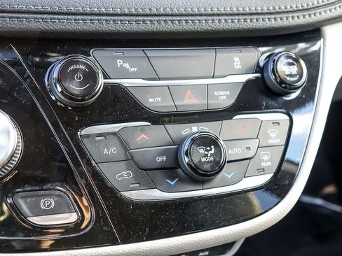 Used 2020 Chrysler Pacifica Limited image 22