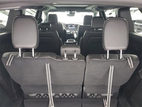 New 2026 Chrysler Pacifica Select image 7