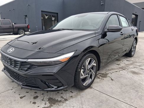 Used 2025 Hyundai Elantra Sport image 1