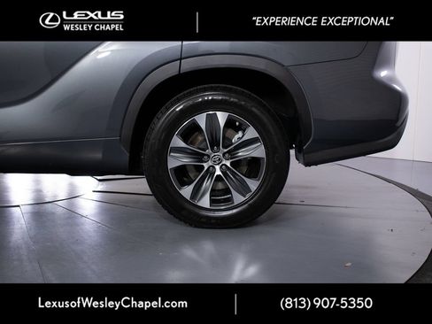 Used 2020 Toyota Highlander XLE FWD image 11